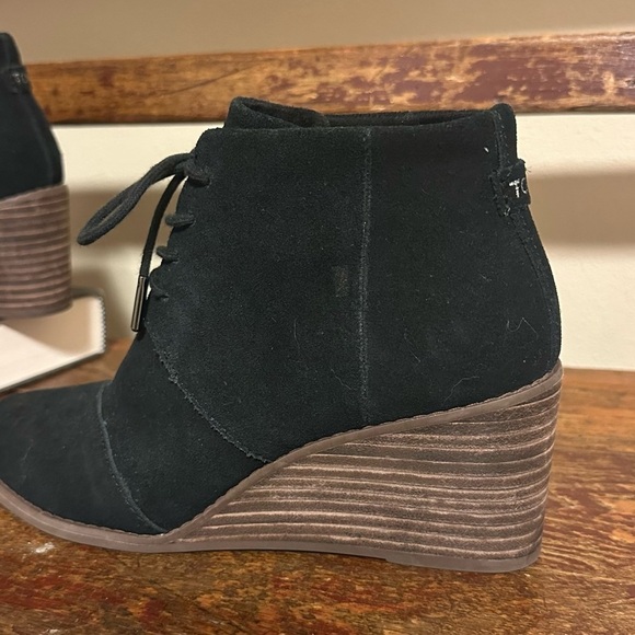 TOMS Hyde Black Suede Wedge Ankle Boots Lace Up Booties - Picture 11 of 12
